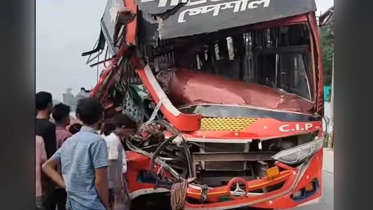 বাস-ট্রাক সংঘর্ষে চালকের পা বিচ্ছিন্ন, আহত ৪