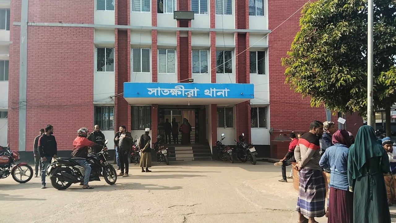 সাতক্ষীরায় কুপিয়ে হত্যার পর মরদেহ পুকুরে ফেলে রাখার অভিযোগ