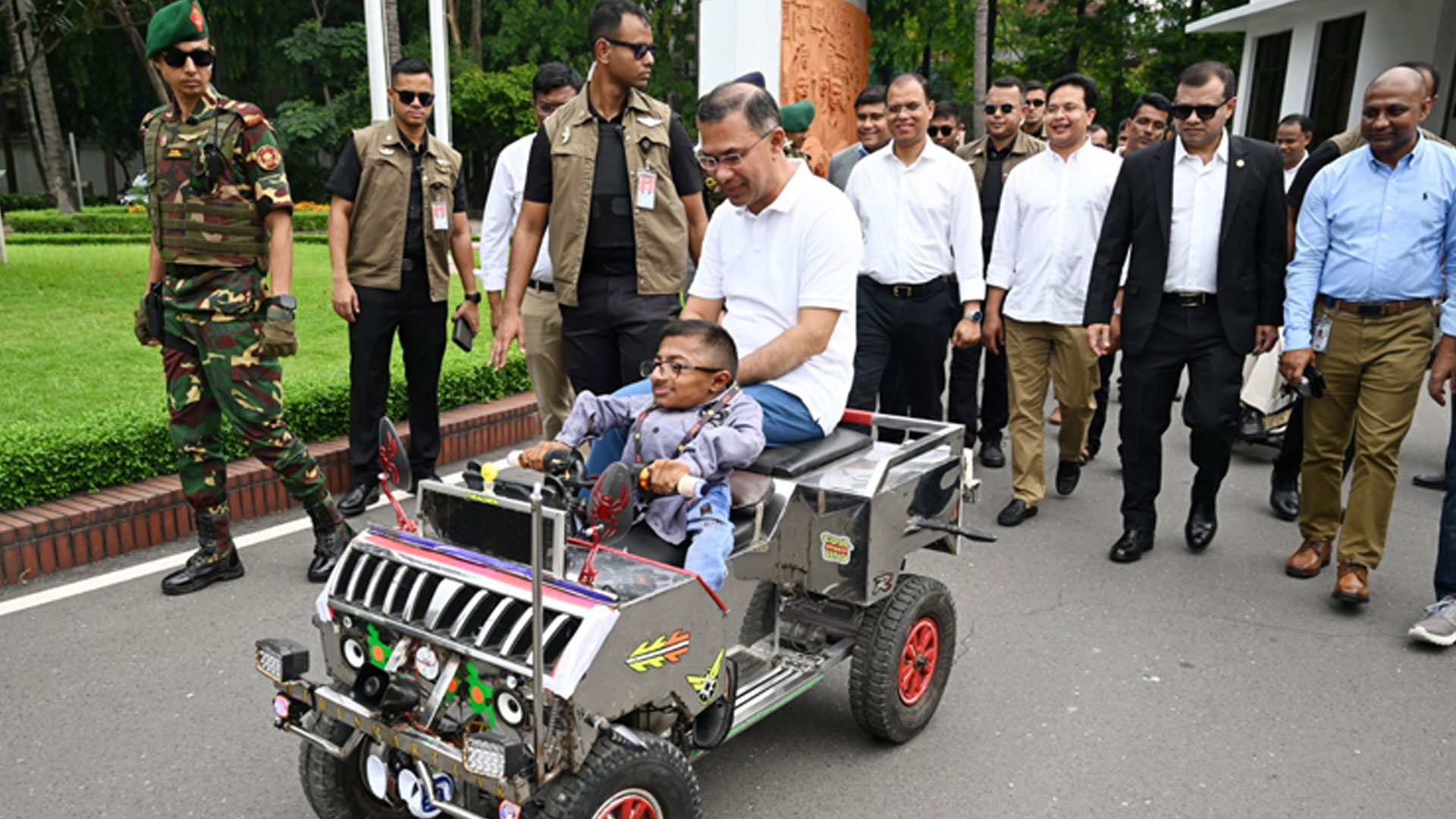 প্রধানমন্ত্রী তারেক রহমানের সামনে কলেজছাত্র ওয়াকিমুলের ‘স্মার্ট কার’