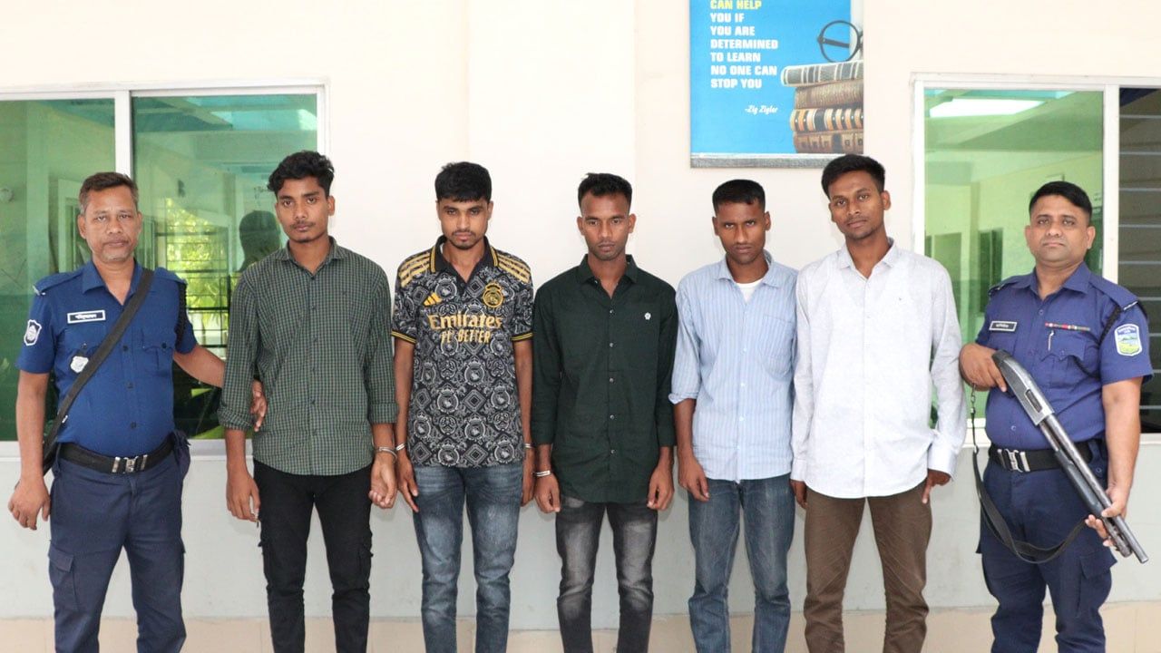 কনস্টেবল নিয়োগ পরীক্ষায় ১৮ লাখ টাকার চুক্তি, ডিজিটাল ডিভাইসসহ আটক ৫
