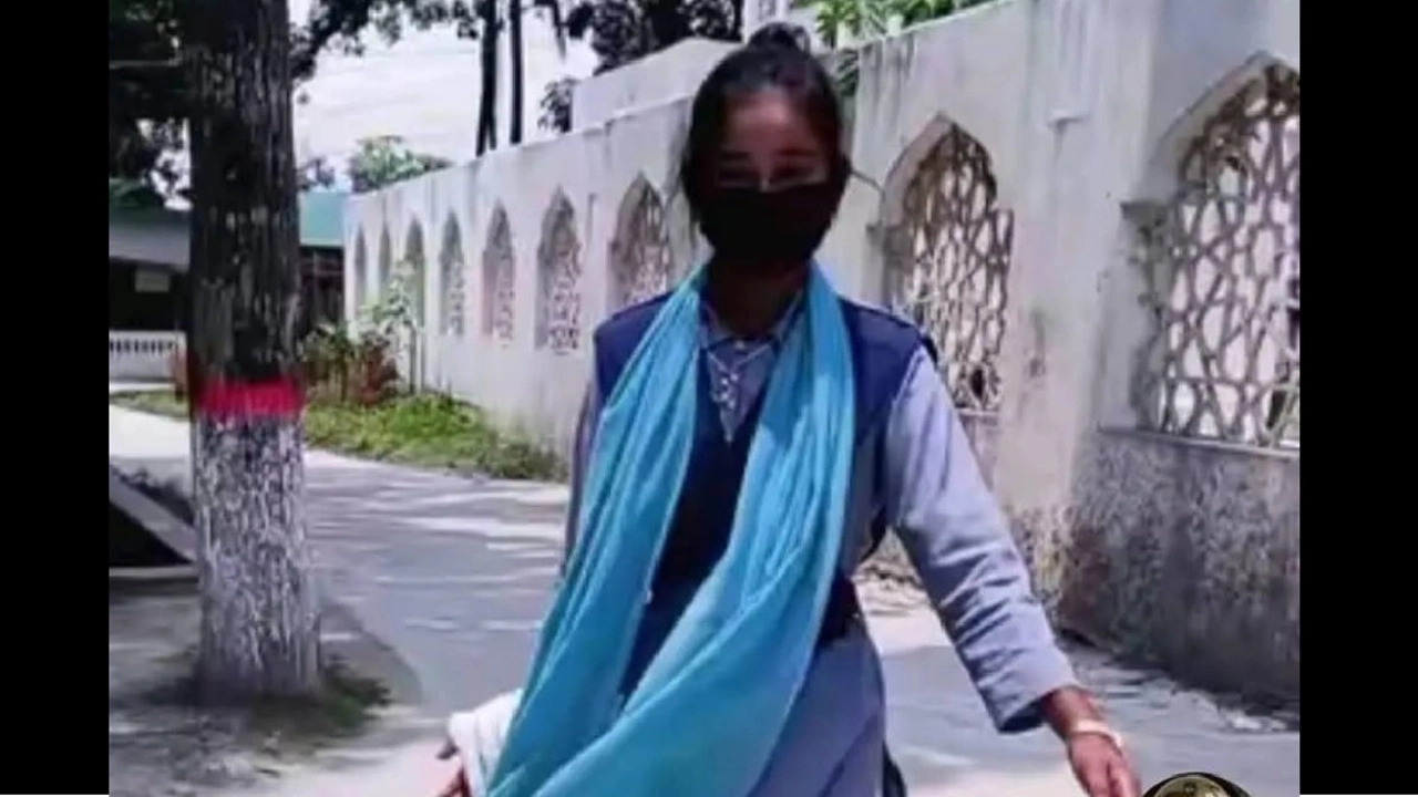 স্কুল ড্রেসে মডেল মসজিদে টিকটক, সমালোচনার পর ছাত্রীকে টিসি