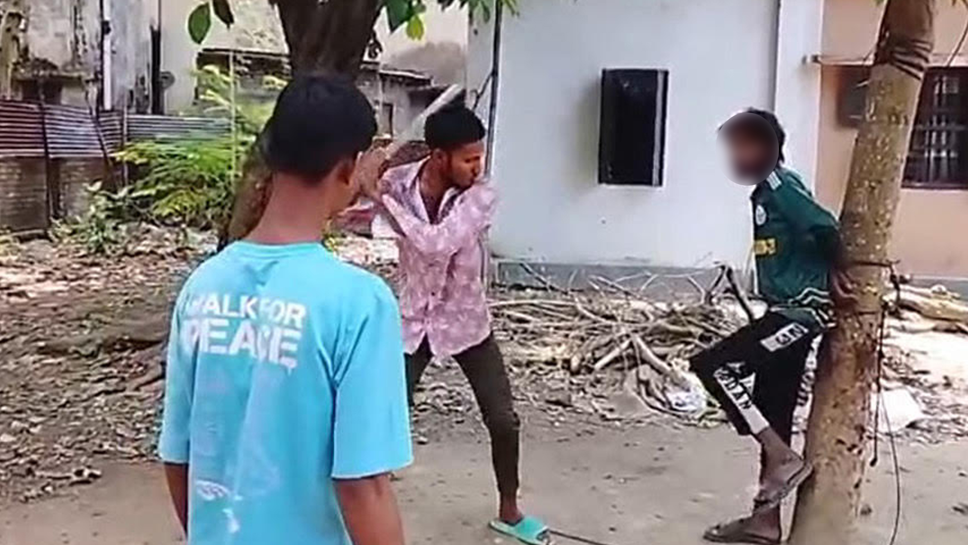 ‘শুরু করেছি’ বলার পর গাছে বাঁধা তরুণকে লাঠি দিয়ে মারধর