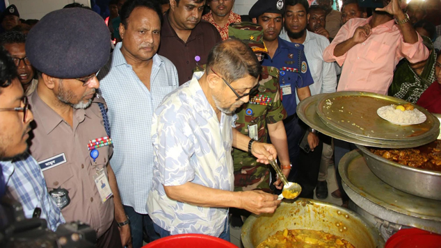 বরিশালে চার হাসপাতালে স্বাস্থ্যমন্ত্রী, মিথ্যা বলায় কর্মচারী বরখাস্ত