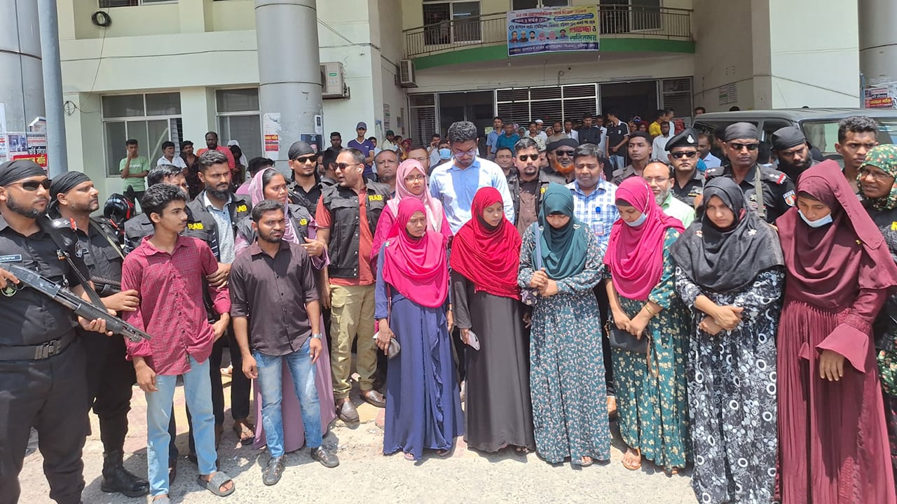 বরিশাল শেবাচিম হাসপাতালে অভিযান, ৮ দালাল আটক