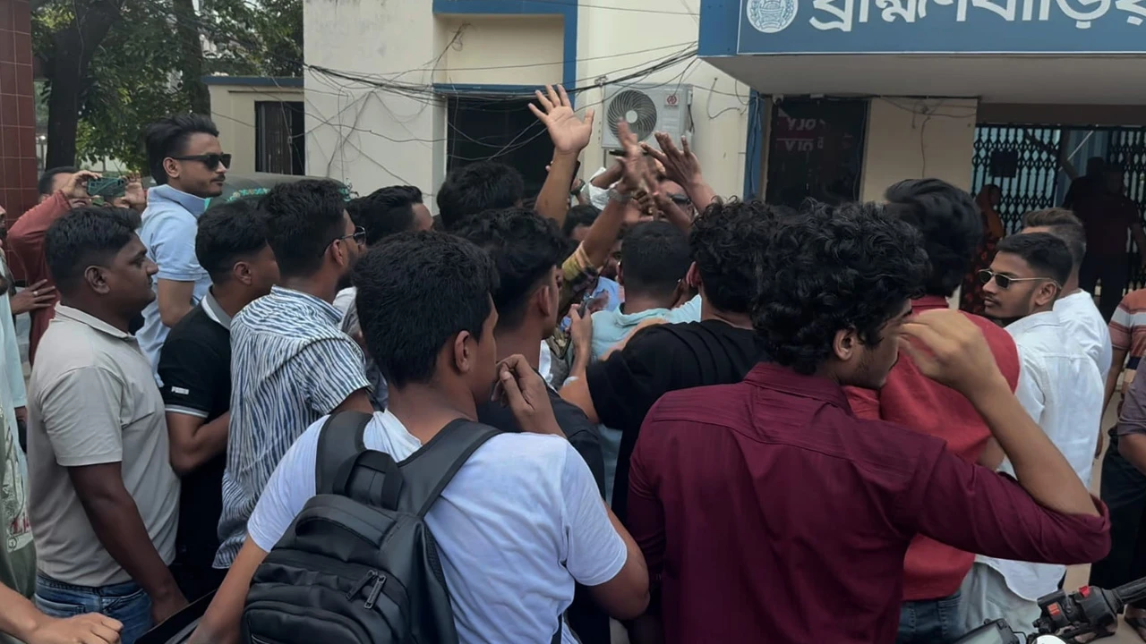ব্রাহ্মণবাড়িয়ায় নিষিদ্ধ ছাত্রলীগের ঝটিকা মিছিল, প্রতিবাদে ছাত্রদলের থানা ঘেরাও