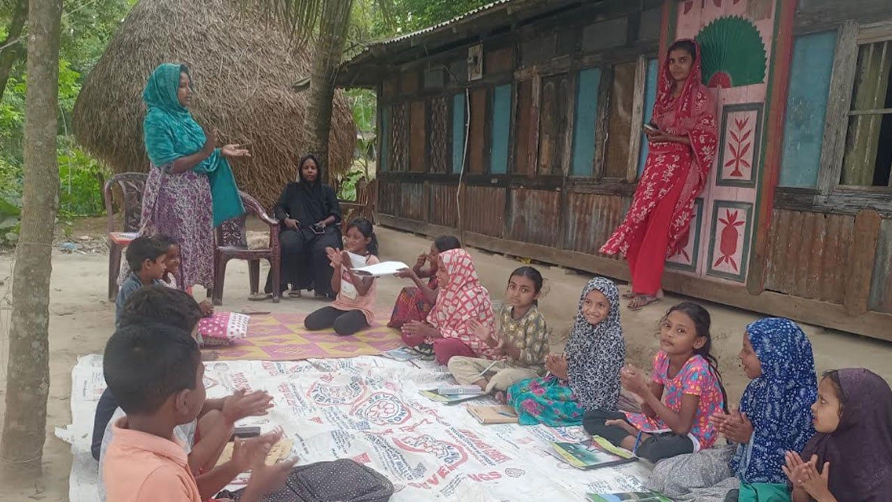 ‘বড় হয়ে চাকরি করে বাবা-মাকে নিয়ে ডাঙ্গায় থাকতে চাই’