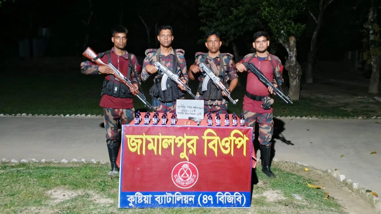 কুষ্টিয়া সীমান্তে আগ্নেয়াস্ত্র ও মাদকদ্রব্য উদ্ধার