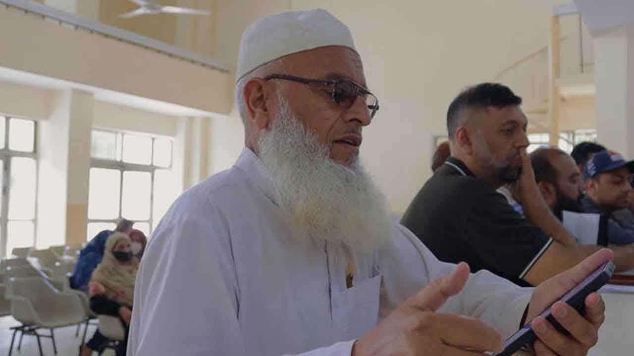 ১০ বছর চেষ্টার পর হজে যাচ্ছেন ৬৬ বছর বয়সী সাফদার খান