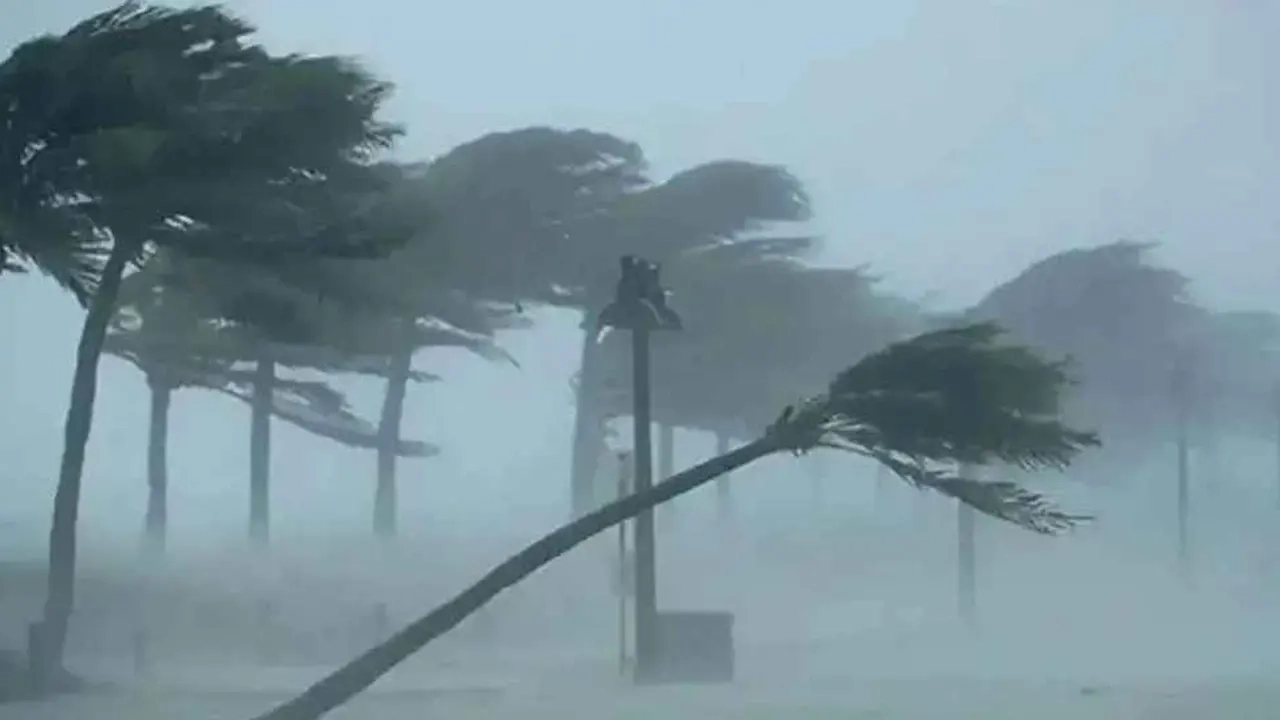 রাতে ঢাকাসহ ৮ অঞ্চলে ঝড়ের পূর্বাভাস