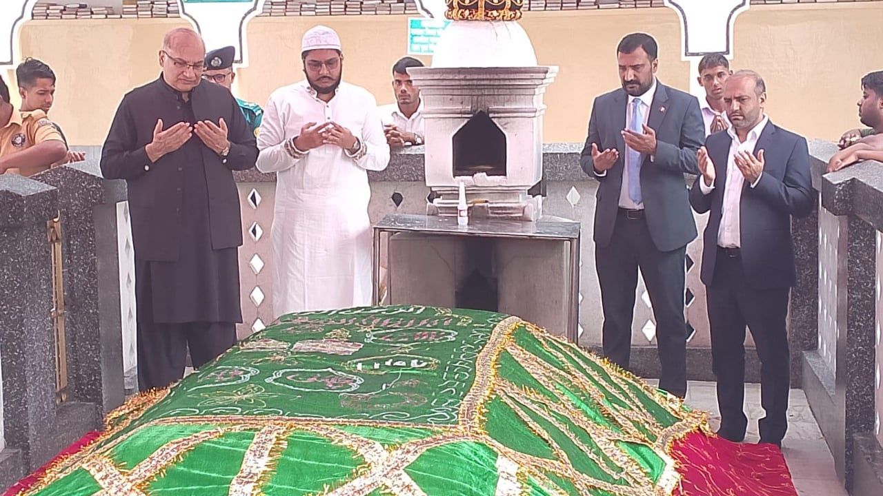 শাহজালালের মাজার জিয়ারত করলেন পাকিস্তানের হাইকমিশনার
