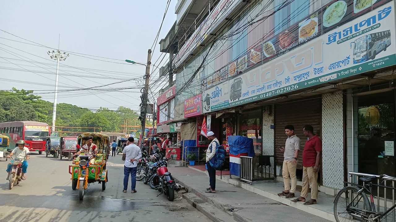 রাজশাহীর সঙ্গে সারা দেশের বাস চলাচল বন্ধ, যাত্রীরা চরম ভোগান্তিতে