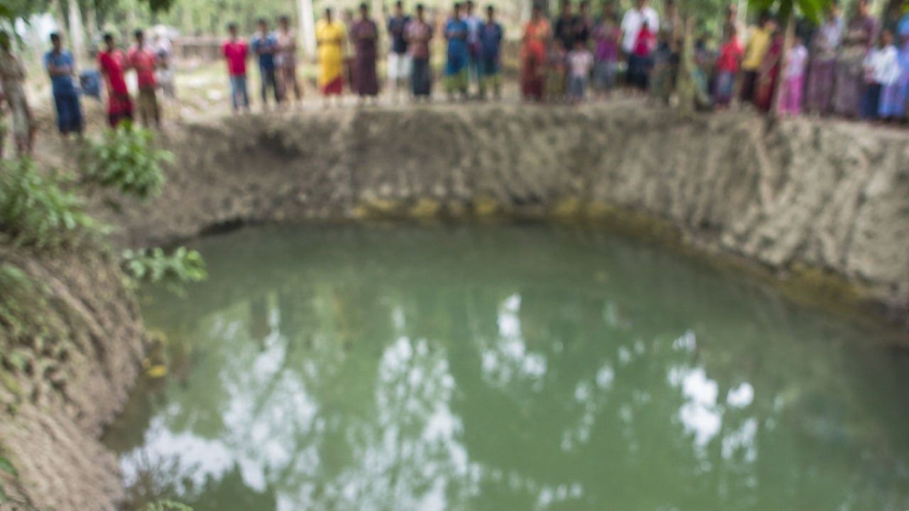 দিনাজপুরে বালু উত্তোলনের গর্তে পড়ে ভাই-বোনের মৃত্যু