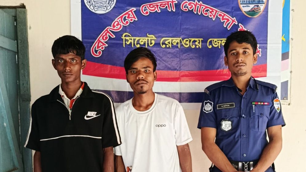 আখাউড়া স্টেশনে অস্ত্র ঠেকিয়ে ছিনতাই, গ্রেফতার ২