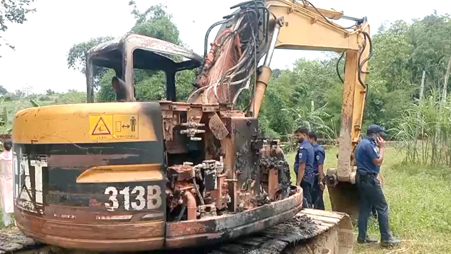 খাগড়াছড়িতে খাল খননের স্কেভেটর পুড়িয়ে দিয়েছে দুবৃর্ত্তরা