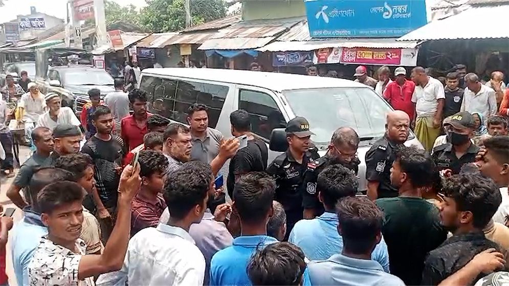 খুলনায় র‍্যাবের গাড়ি থেকে আসামি ছিনিয়ে নেওয়ার অভিযোগ