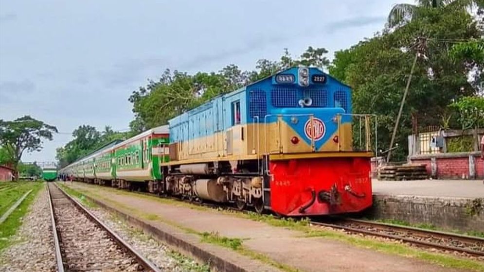 মীরসরাইয়ে ট্রেন-ট্রাক সংঘর্ষ, দেড় ঘণ্টা পর রেল যোগাযোগ স্বাভাবিক