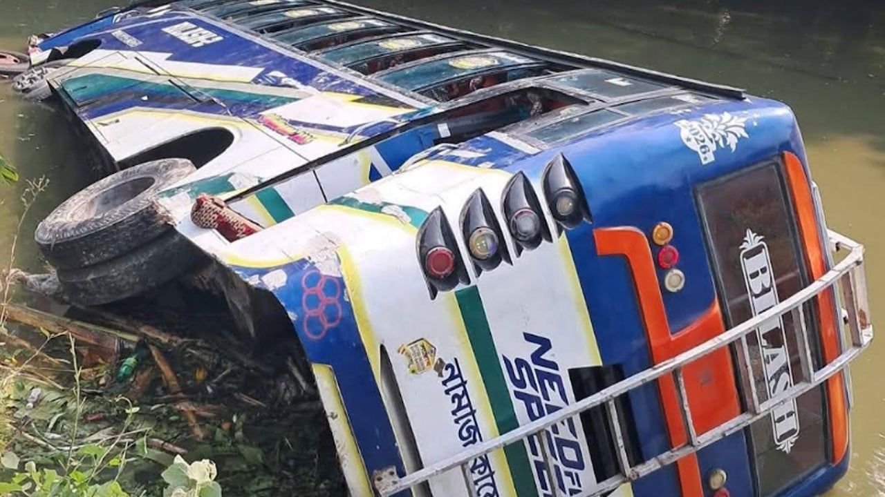 ভোলায় নিয়ন্ত্রণ হারিয়ে যাত্রীবাহী বাস খাদে, হতাহত নেই