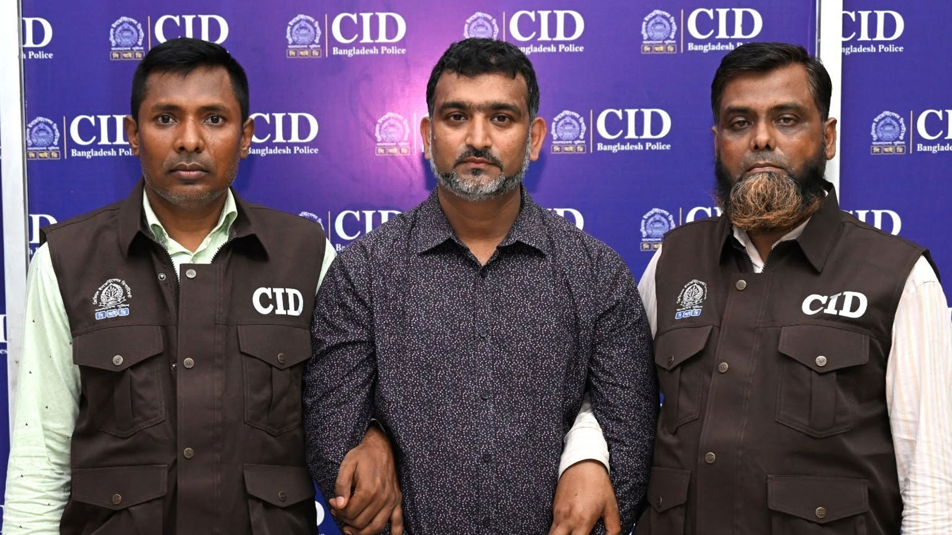 গ্রাহকের ক্রেডিট কার্ড থেকে সাড়ে ৫ লাখ টাকা আত্মসাৎ, সাবেক ব্যাংক কর্মকর্তা গ্রেপ্তার