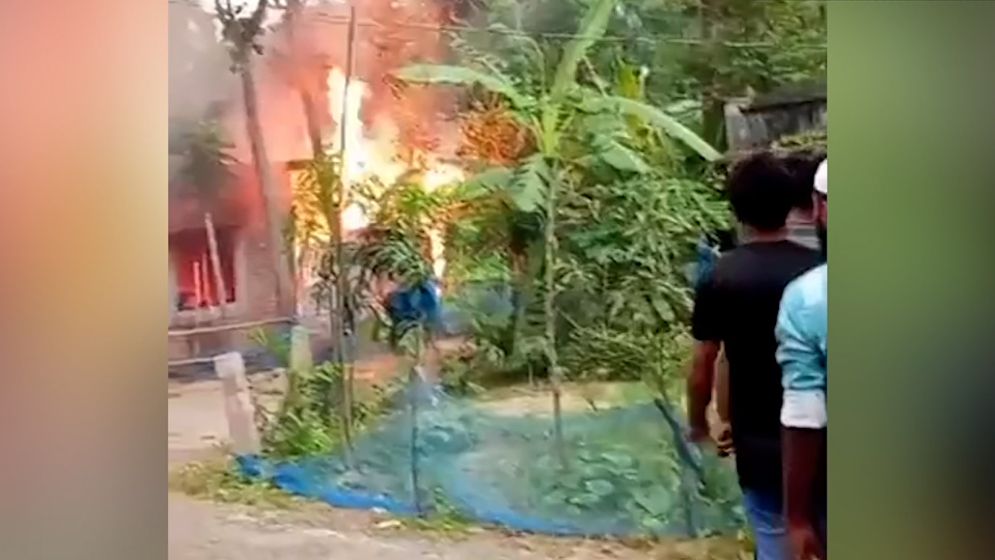 পাবনায় রিয়া হত্যা মামলায় অভিযুক্তের বাড়িতে আগুন, মৃত্যু ৩