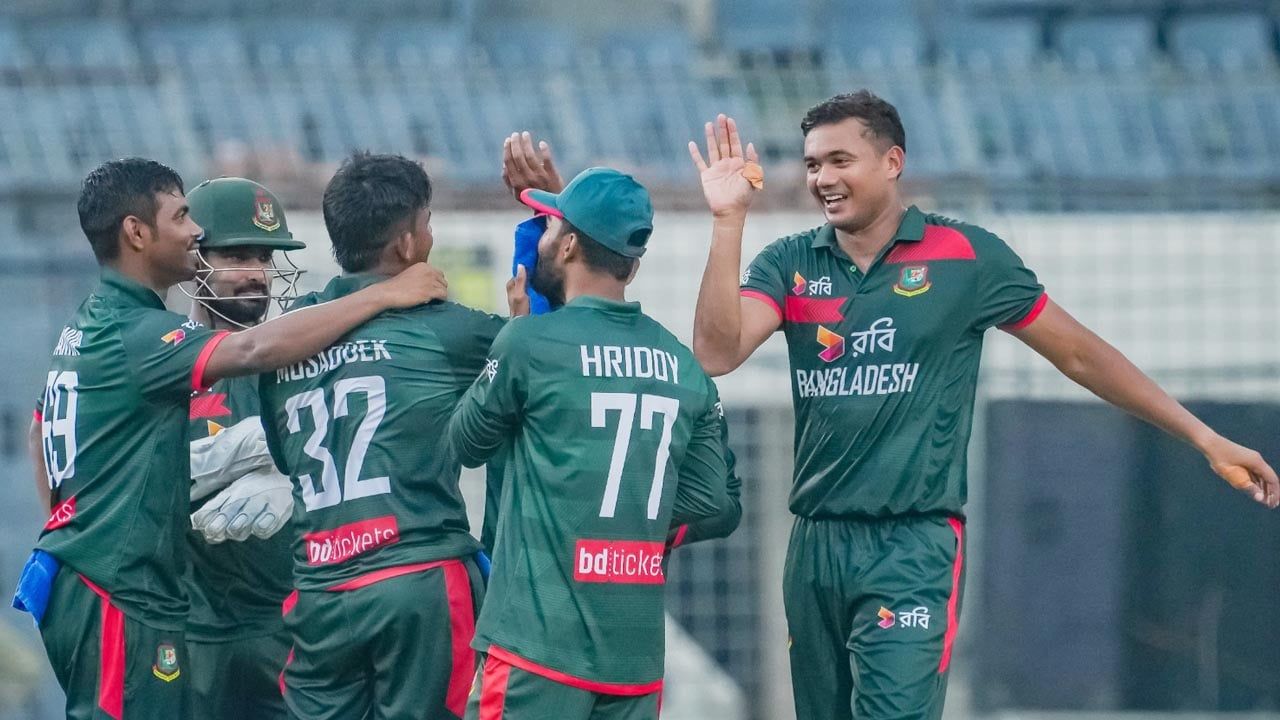 অস্ট্রেলিয়া ০ রানেই হারাল ৩ উইকেট
