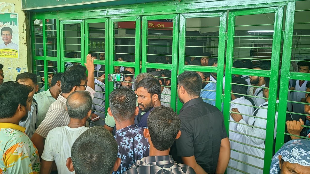 মরদেহ আটকে রাখার অভিযোগে  সড়ক অবরোধ