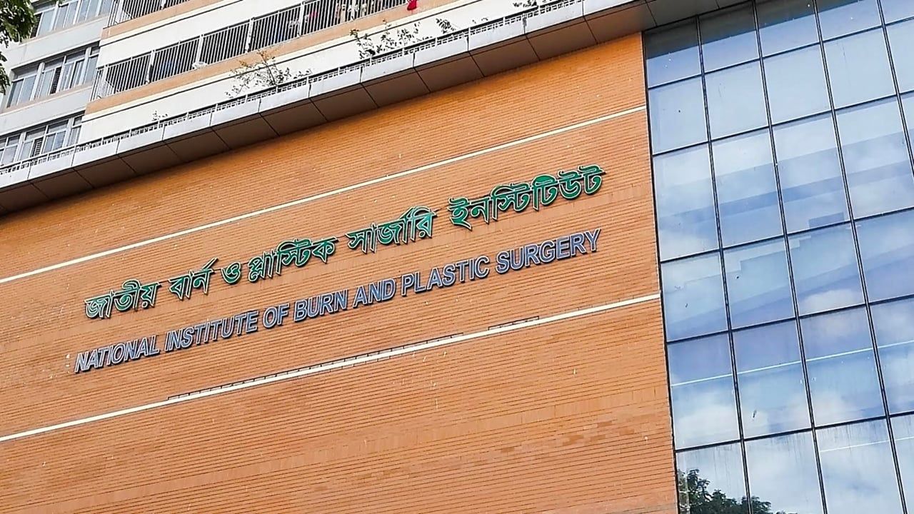 রূপনগরে মাদ্রাসার সাইনবোর্ড টানাতে গিয়ে বিদ্যুৎস্পৃষ্ট ৩