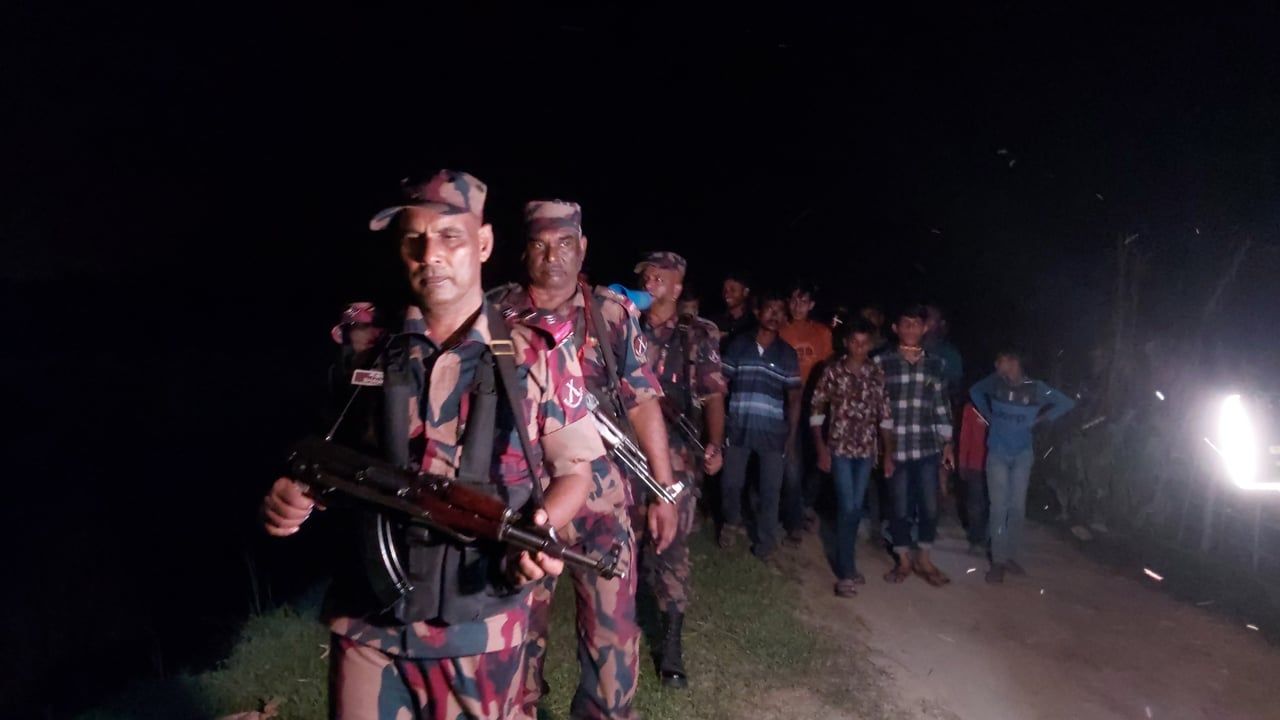 ঠাকুরগাঁও সীমান্তে বিজিবির সঙ্গে পাহারায় গ্রামবাসী