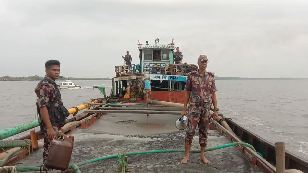 সুন্দরবনে অবৈধ বালু উত্তোলন, ৫ জন আটক
