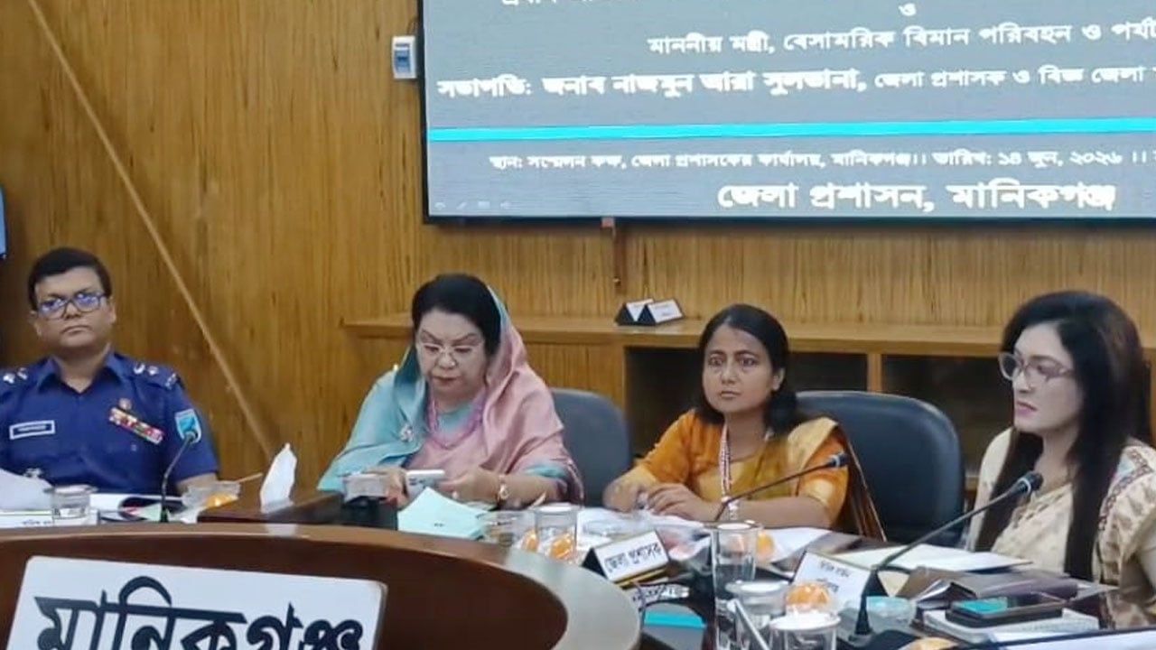 বিমানমন্ত্রী সরকারি কর্মকর্তাদের সেবার প্রতি সচেতন থাকার নির্দেশনা দিলেন