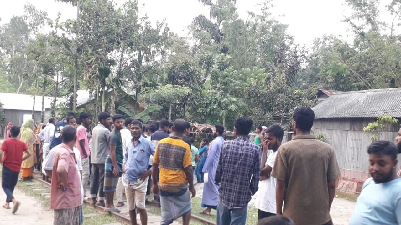 কুড়িগ্রামে স্ত্রীর মর্যাদার দাবিতে অনশনে পরীক্ষার্থী