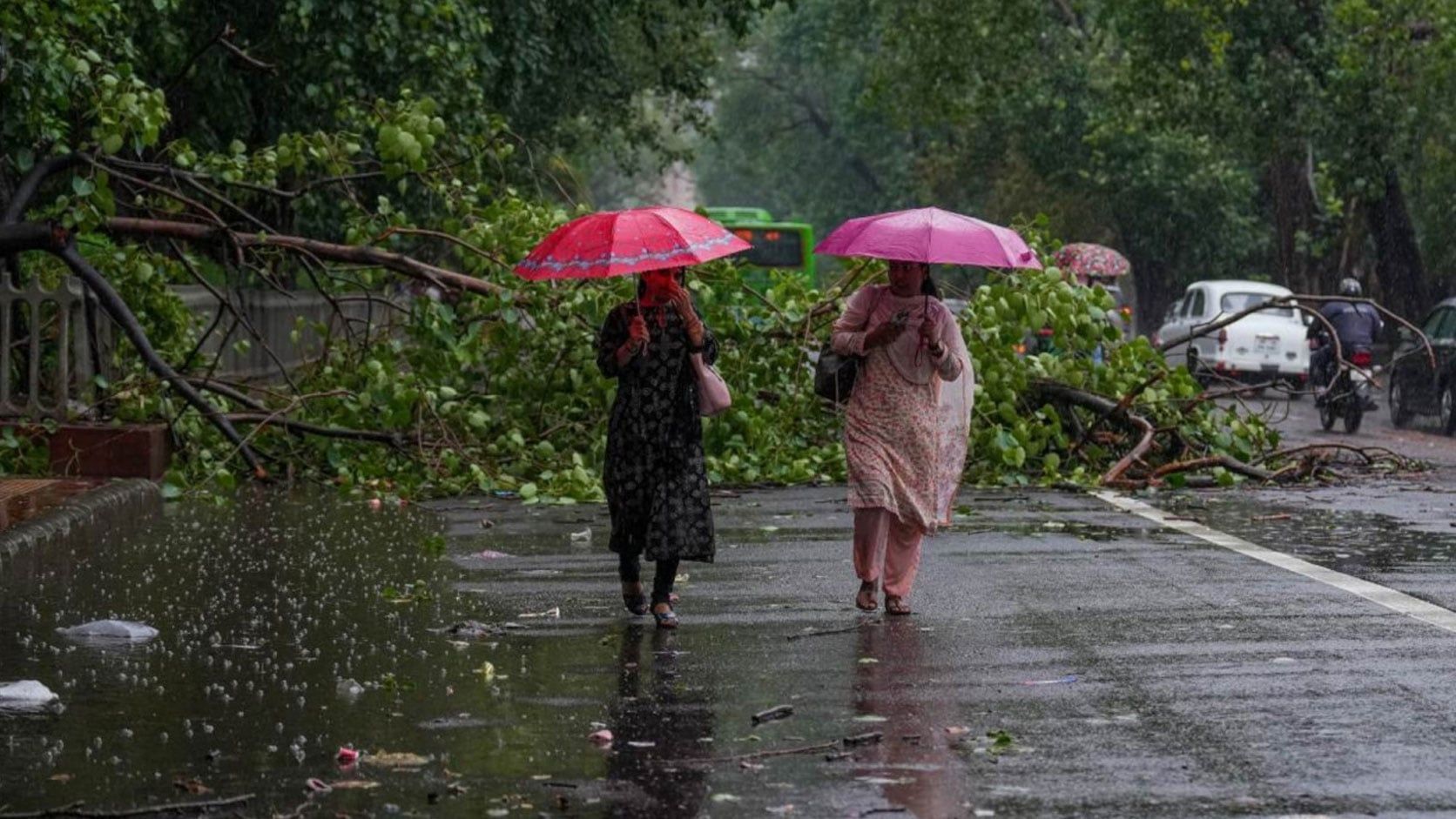 সন্ধ্যার মধ্যে ১২ অঞ্চলে ঝড়ের আভাস দিয়েছে আবহাওয়া অফিস