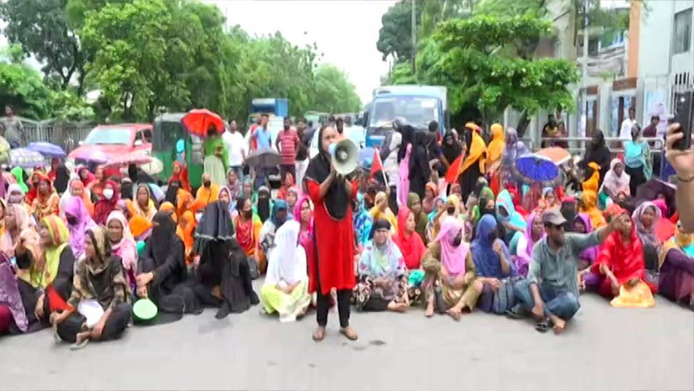 মহাখালী-তেজগাঁও সড়কে শ্রমিকদের অবরোধ, নগরবাসীর ভোগান্তি