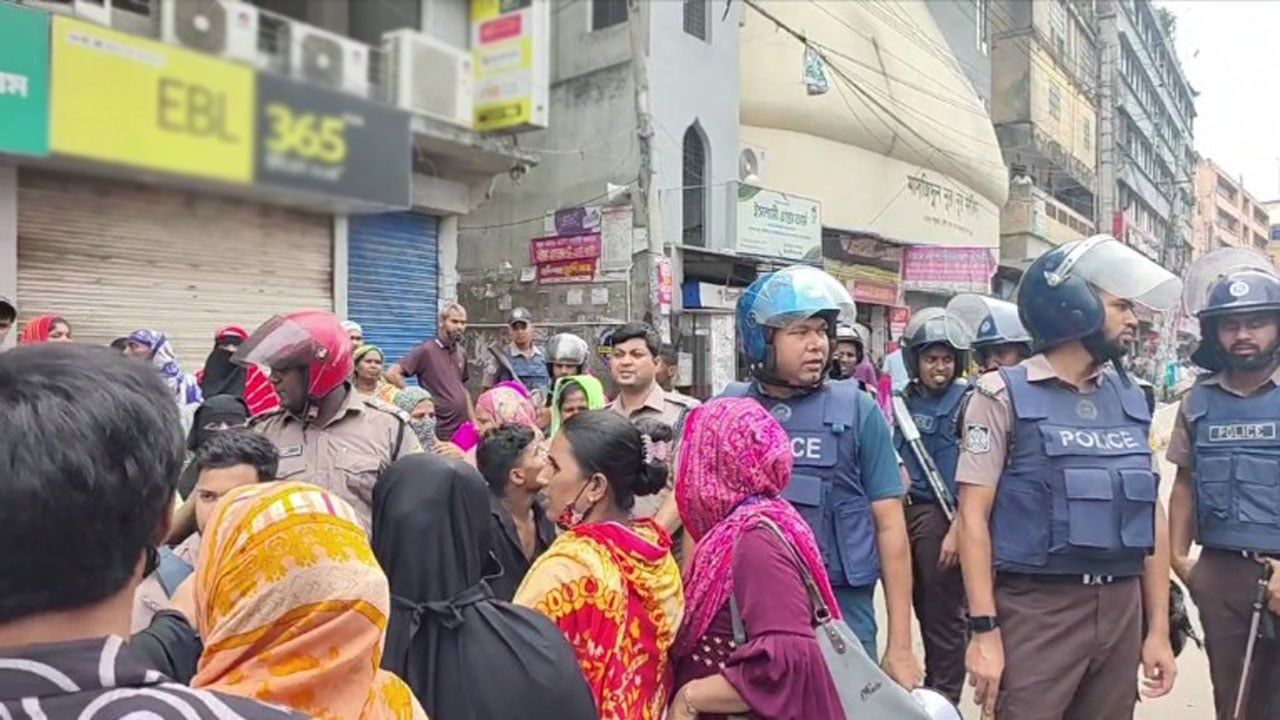 গার্মেন্টস শ্রমিকদের সঙ্গে পুলিশের ধাওয়া পাল্টা ধাওয়া, আটক বেশ কয়েকজন
