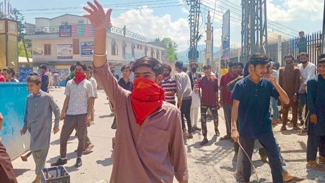 আজাদ কাশ্মিরে বিক্ষোভে নিহত ২৪, কারফিউ জারি