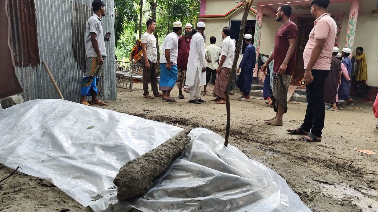 জমি নিয়ে বিরোধ, বাড়ির উঠানে বাবাকে দাফন