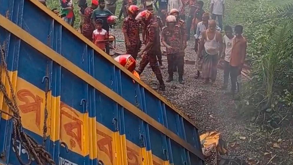 কুষ্টিয়ায় পাথর বোঝাই ট্রাক উল্টে চালক ও হেলপারের মৃত্যু
