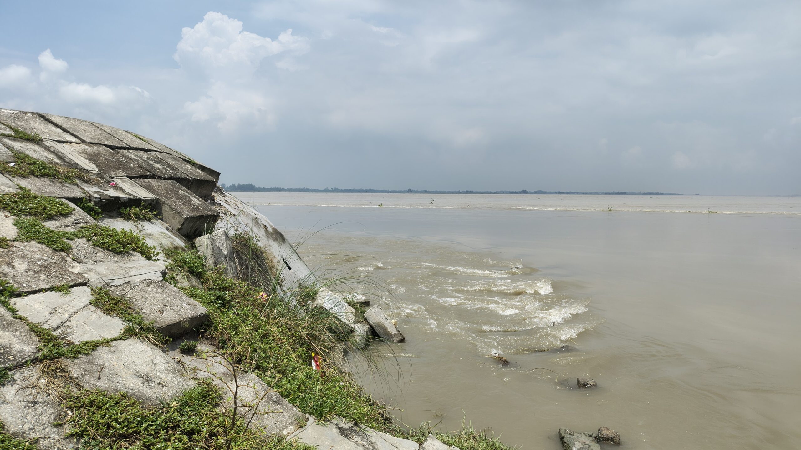 তিস্তার স্রোতে ধসে যাচ্ছে সুরক্ষা বাঁধ, হুমকিতে সেতু ও সড়ক