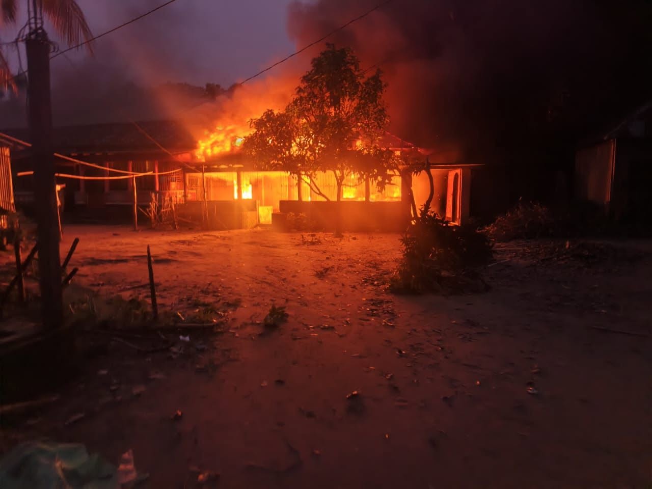 গাইবান্ধায় শিবির নেতা হত্যা, ৪ পরিবারের ১৪ ঘরে আগুন