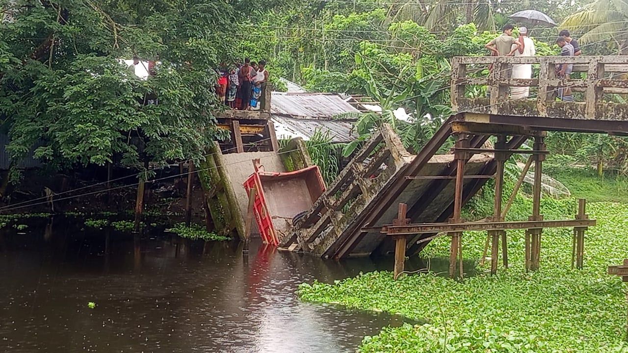 ভোলায় ব্রিজ ভেঙে বালুভর্তি ট্রাক খালে, দুই গ্রামের যোগাযোগ বিচ্ছিন্ন