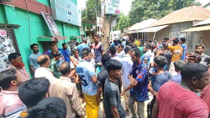 লোডশেডিং প্রতিবাদে সিরাজগঞ্জে পল্লী বিদ্যুৎ অফিস ঘেরাও