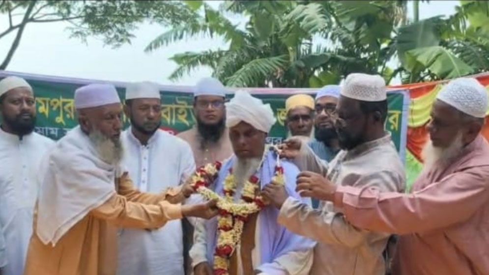 কসবায় ৪৪ বছর ইমামতি শেষে হাফেজ মাওলানা বশির আহমেদকে রাজকীয় বিদায়