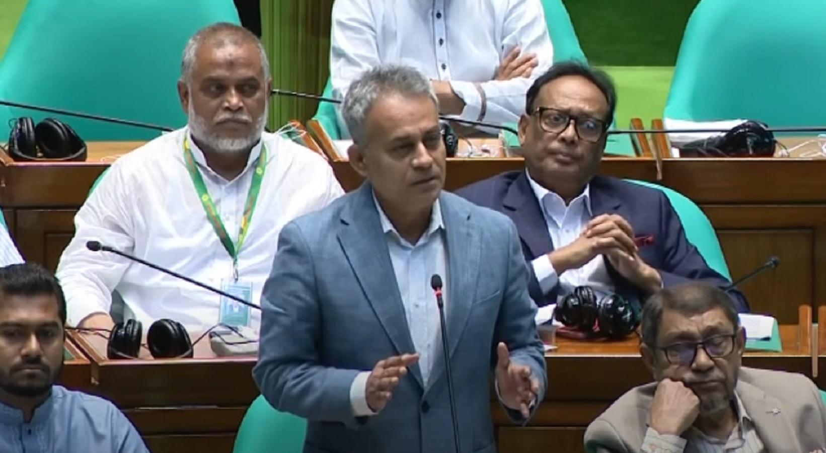 আরও দুই-চারবার বিরোধী দলে থাকলে সমালোচনা করা শিখবেন: রবিউল আলম