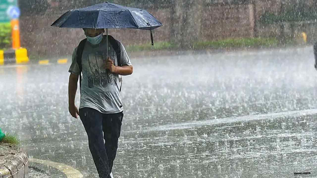 চার বিভাগে ভারী বর্ষণের শঙ্কা, কমতে পারে তাপমাত্রা