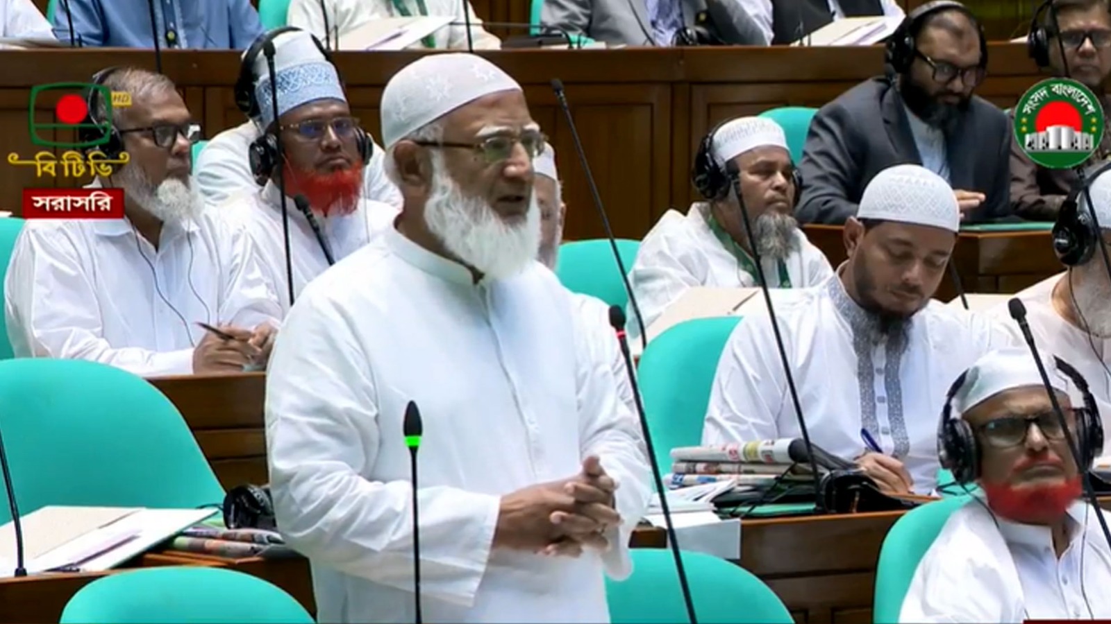 কুচি কুচি করে কাটার পরে বলেন—আসুন ঐক্যবদ্ধভাবে দেশ চালাই