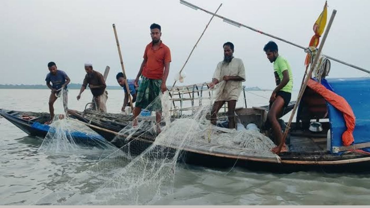 মাছ ধরার নিষেধাজ্ঞায় নেত্রকোনার জেলেরা